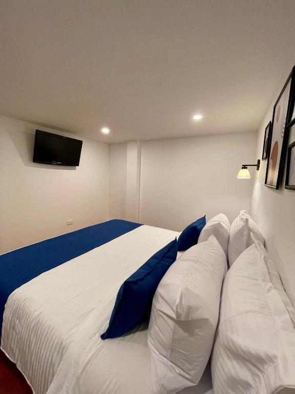 Postel nebo postele na pokoji v ubytování Hotel Embajada 44