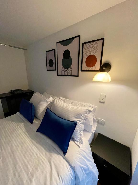 Postel nebo postele na pokoji v ubytování Hotel Embajada 44