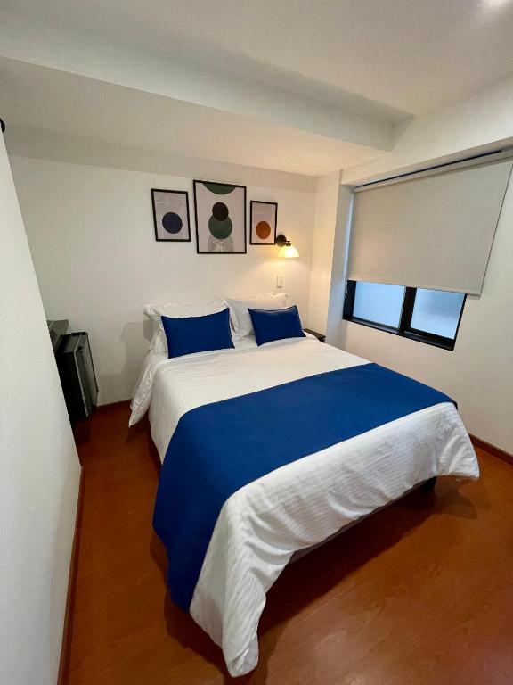 Postel nebo postele na pokoji v ubytování Hotel Embajada 44