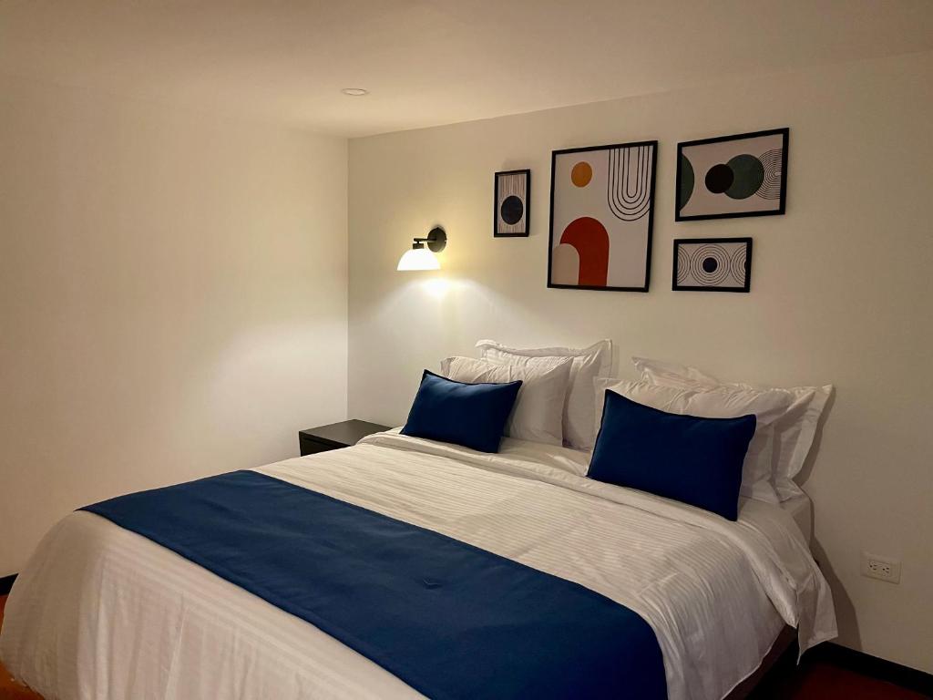 Postel nebo postele na pokoji v ubytování Hotel Embajada 44