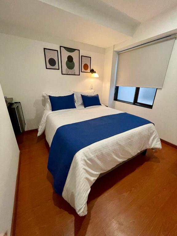 Postel nebo postele na pokoji v ubytování Hotel Embajada 44