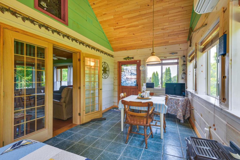 Fotografie z fotogalerie ubytování Warm and Cozy Clayton Cabin Near St Lawrence River! v destinaci Clayton