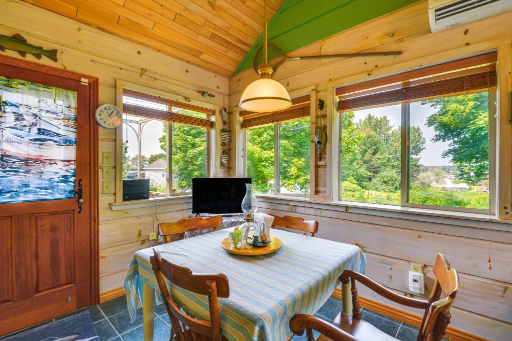 TV a/nebo společenská místnost v ubytování Warm and Cozy Clayton Cabin Near St Lawrence River!