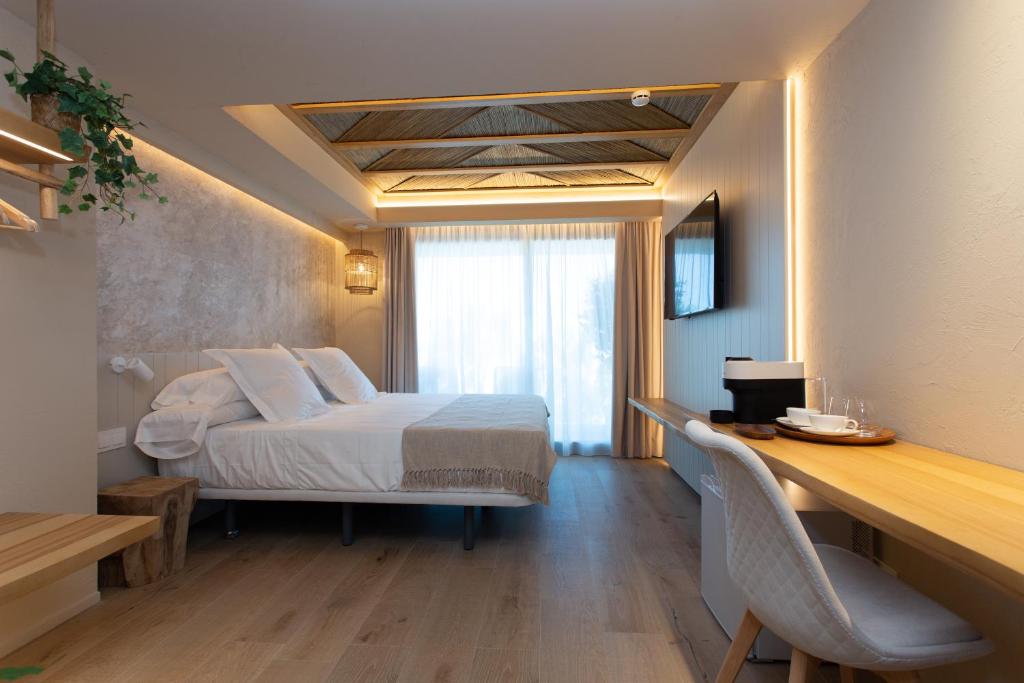 TV a/nebo společenská místnost v ubytování XULOS Rooms & Suites