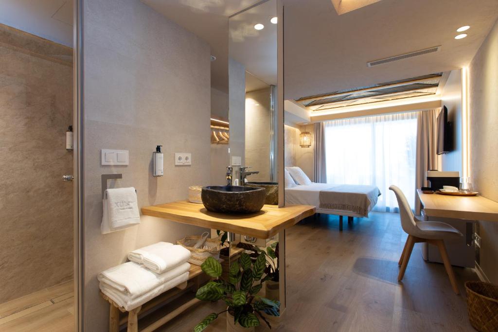 Postel nebo postele na pokoji v ubytování XULOS Rooms & Suites
