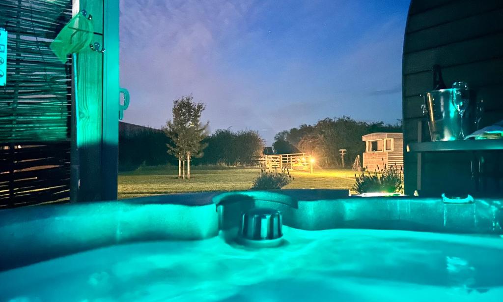 Bazén v ubytování Laurel Farm Glamping nebo v jeho okolí