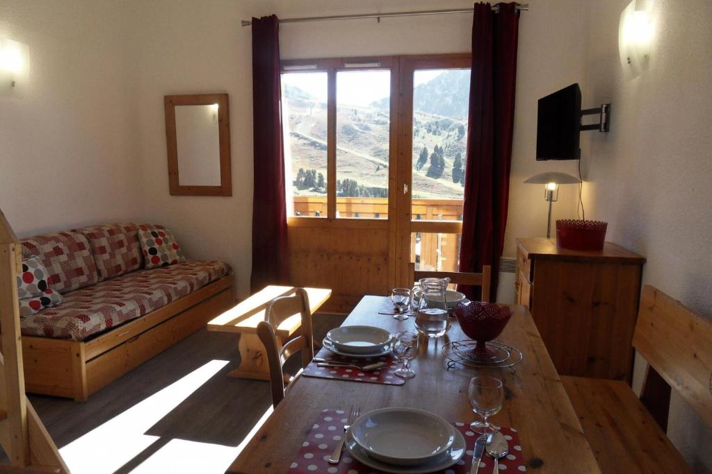 un salon avec une table et un canapé dans l'établissement Résidence Carene - 2 Pièces pour 5 Personnes 79, à Mâcot La Plagne