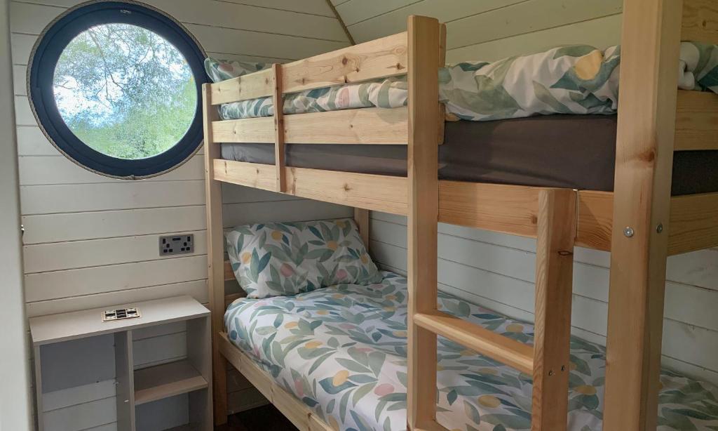 Palanda nebo palandy na pokoji v ubytování Laurel Farm Glamping