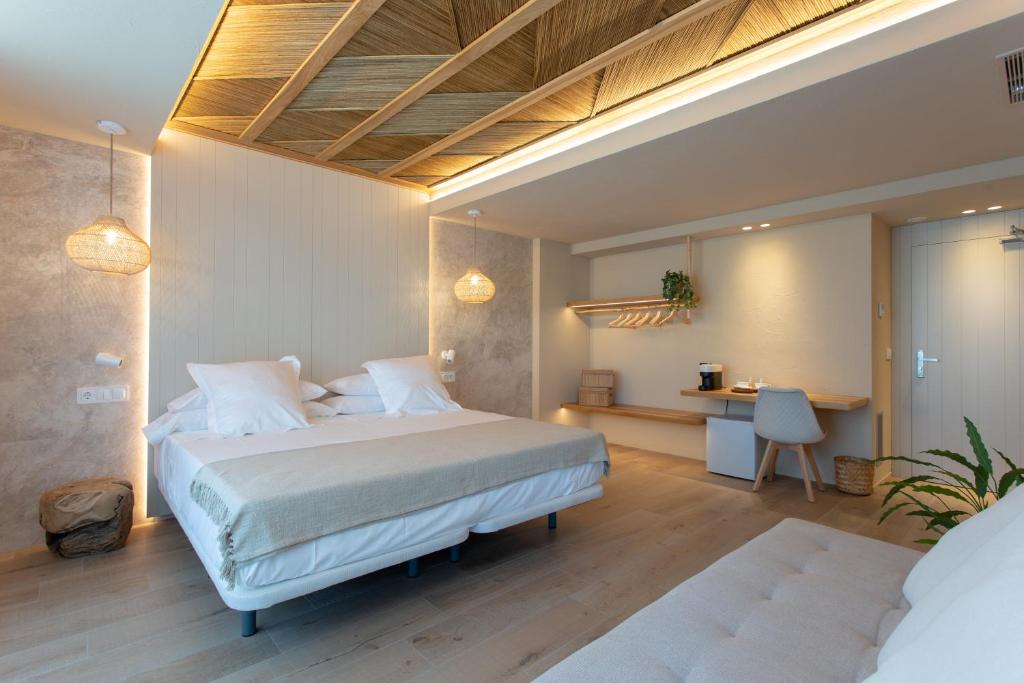 Postel nebo postele na pokoji v ubytování XULOS Rooms & Suites