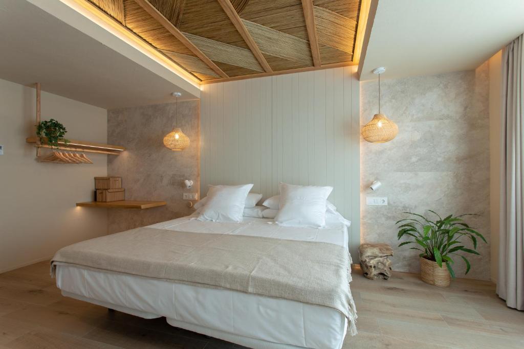 Postel nebo postele na pokoji v ubytování XULOS Rooms & Suites