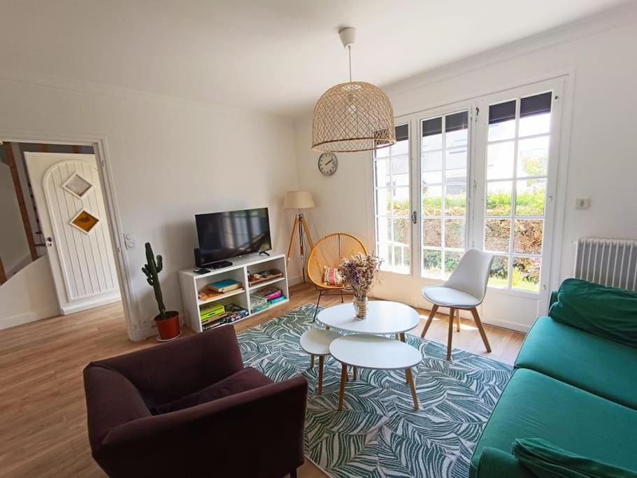 un salon avec un canapé et une table dans l'établissement La Dinannaise, à Étel