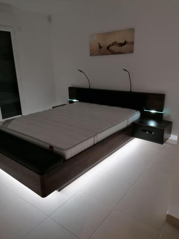 Ce lit se trouve dans un dortoir lumineux. dans l'établissement APPARTEMENT Villa Galice, à Antibes