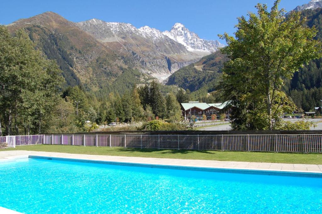 - une piscine en face d'une montagne dans l'établissement Résidence Grands Montets 524 - Happy Rentals, à Chamonix-Mont-Blanc