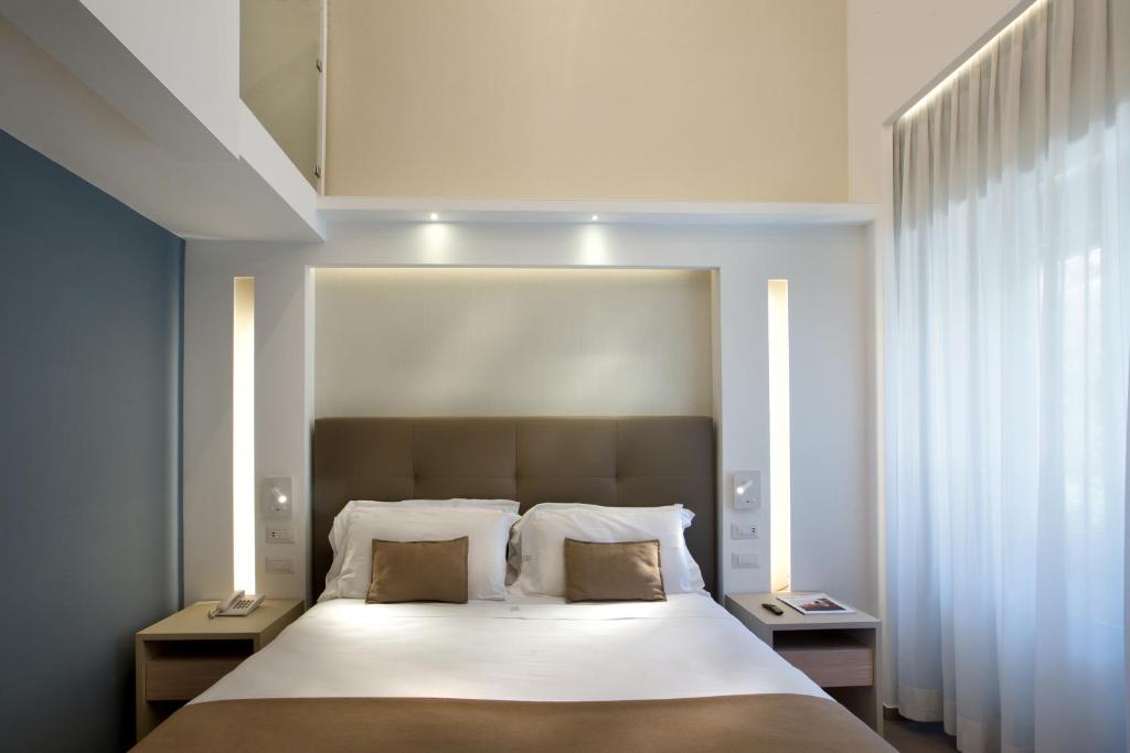 a bedroom with a large bed with two pillows at Montespina Park Hotel in Naples