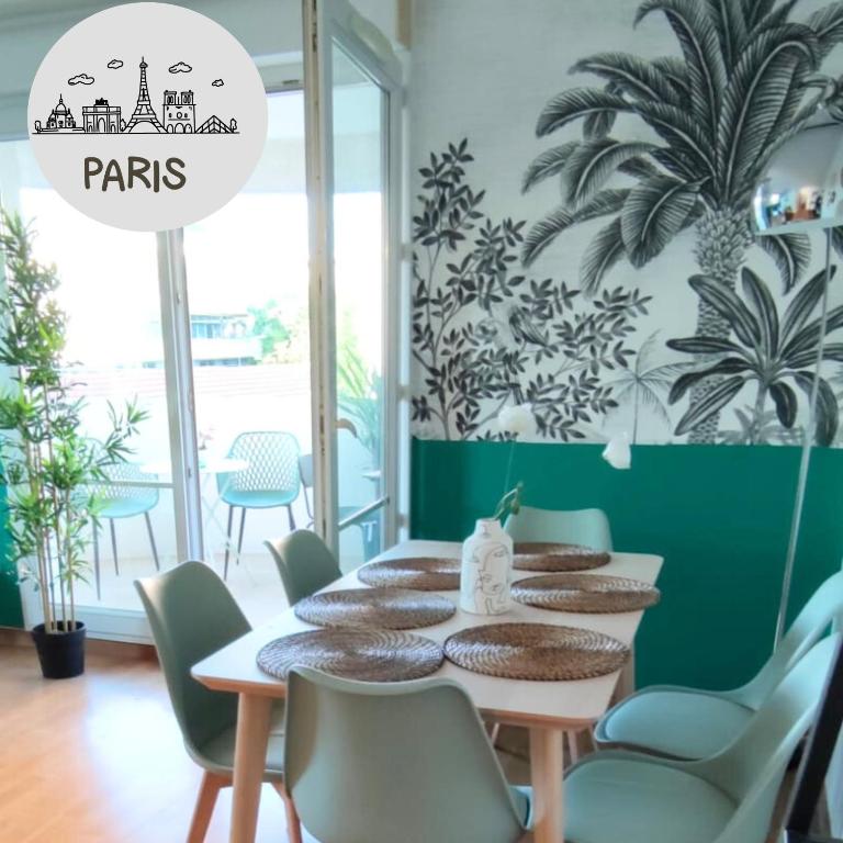 une salle à manger avec une table et des chaises dans l'établissement Lush Fresh Home in Paris near Stade de France, à Saint-Denis