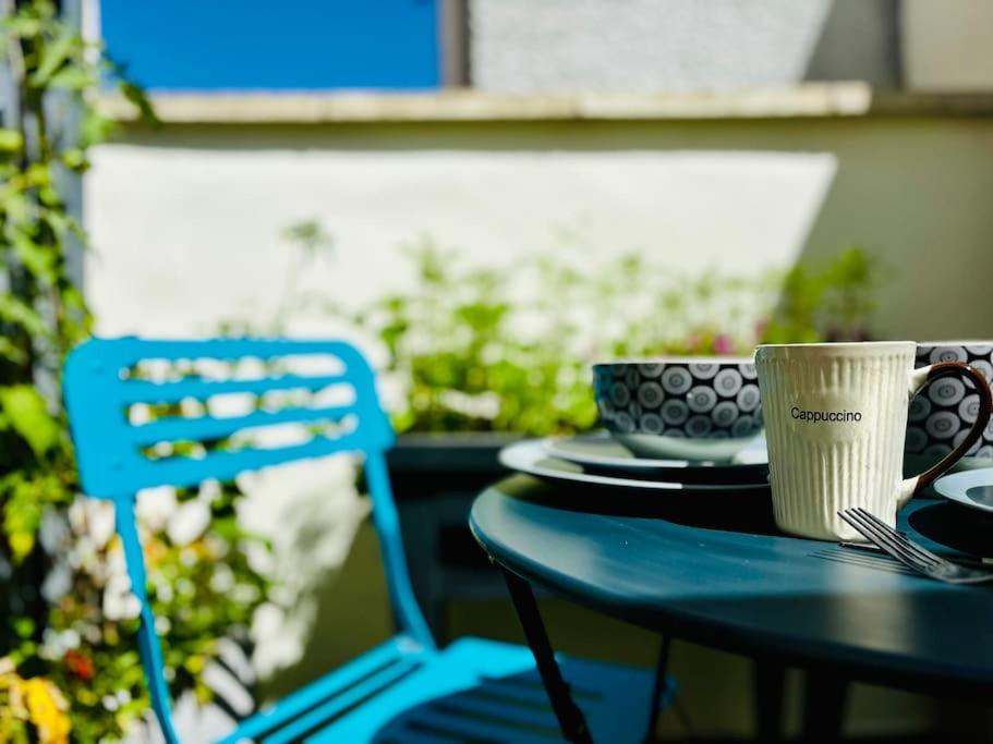 una mesa con una taza y un plato en ella en Rey - T2 terrasse, Cœur de ville, en Saint-Maximin-la-Sainte-Baume