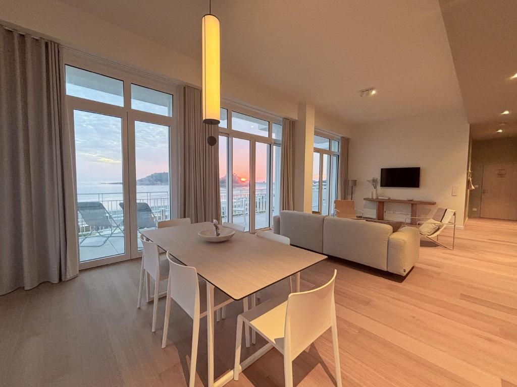 Photo de la galerie de l'établissement ROUZIC T4, Luxury 4 bedroom Apartment Breathtakin, à Trébeurden