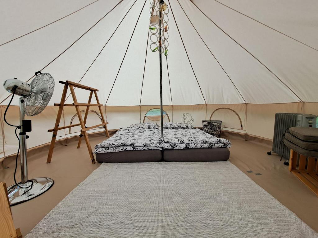Postel nebo postele na pokoji v ubytování PUŽMAN Farm Glamping