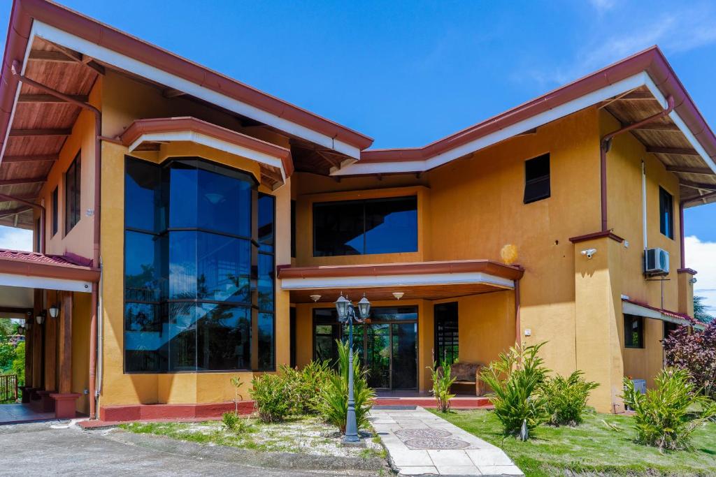 un edificio con grandes ventanas de cristal en una calle en Casa Wow, en Quepos