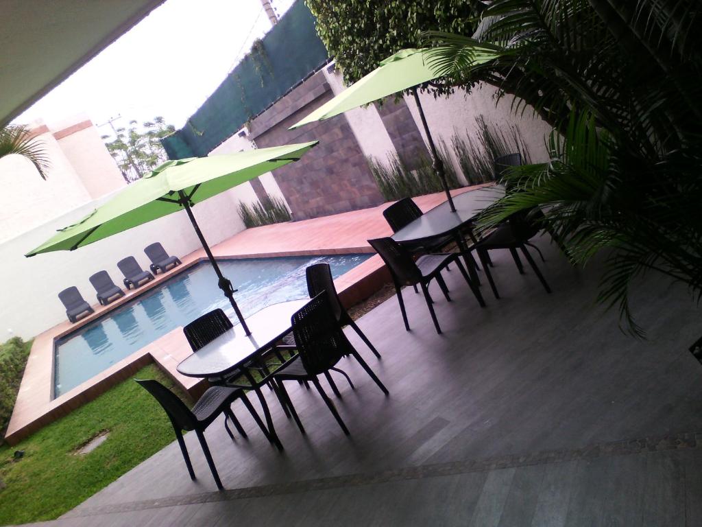 Bazén v ubytování Hotel Platino Expo Guadalajara nebo v jeho okolí