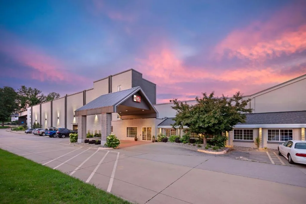 Best Western Plus Longbranch Hotel & Convention Center in Cedar Rapids