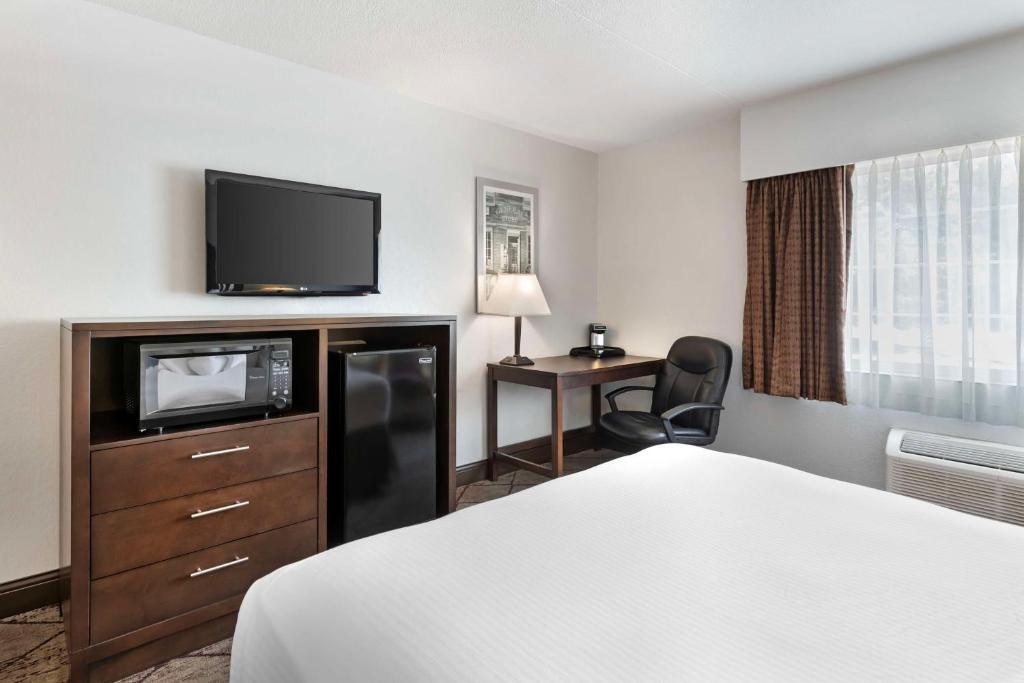 Best Western Plus Longbranch Hotel & Convention Center - Queen Room - Mobility Access