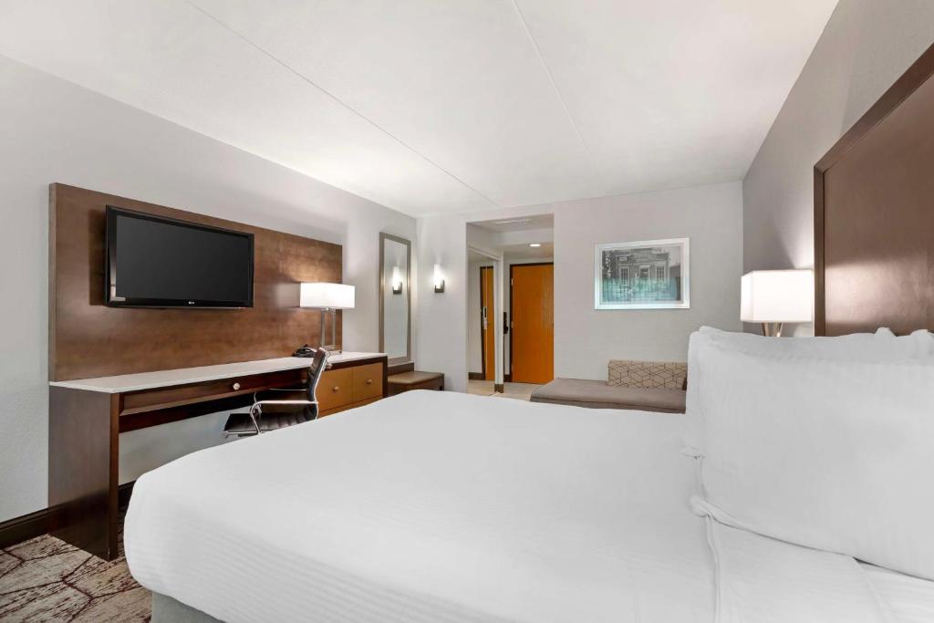 Best Western Plus Longbranch Hotel & Convention Center - Queen Room With Pool View - Non Smoking