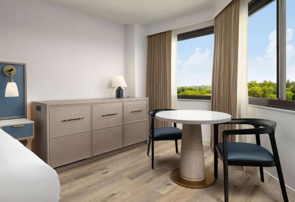 Sonesta White Plains Downtown - Mobility Accesible - Deluxe Queen Con Bañera