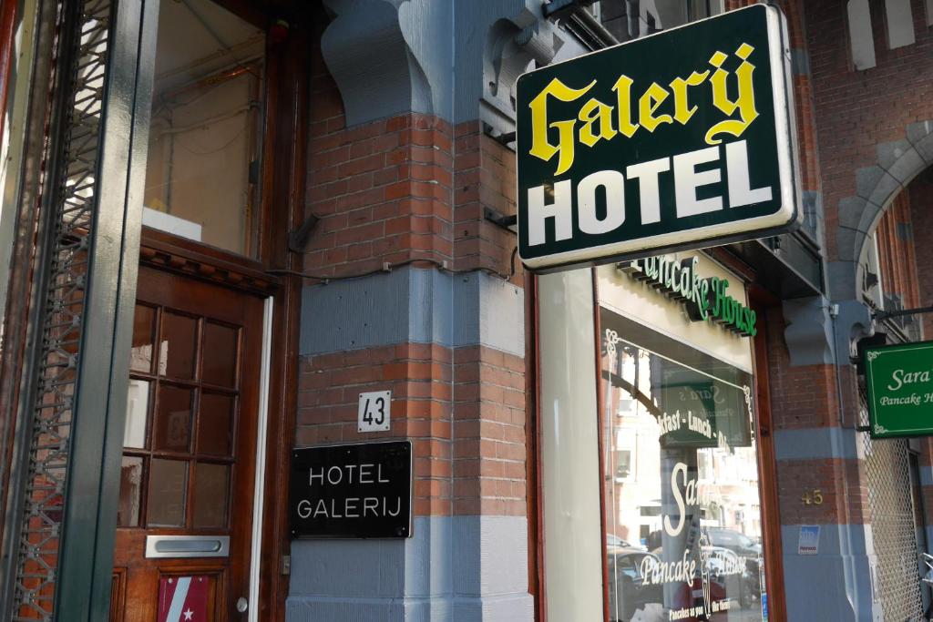 una señal para un hotel al lado de un edificio en Hotel Galerij, en Ámsterdam