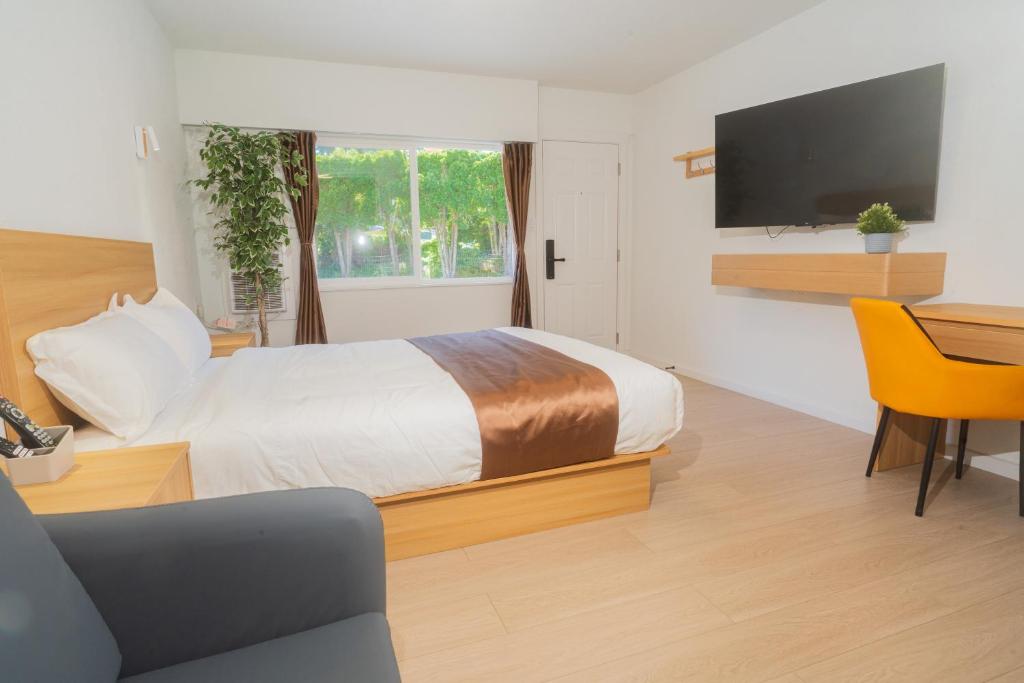 Postel nebo postele na pokoji v ubytování InnTowne Motel II