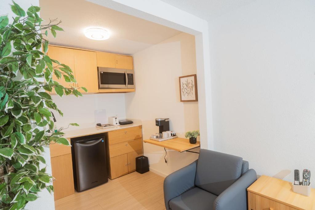 Kuchyň nebo kuchyňský kout v ubytování InnTowne Motel II