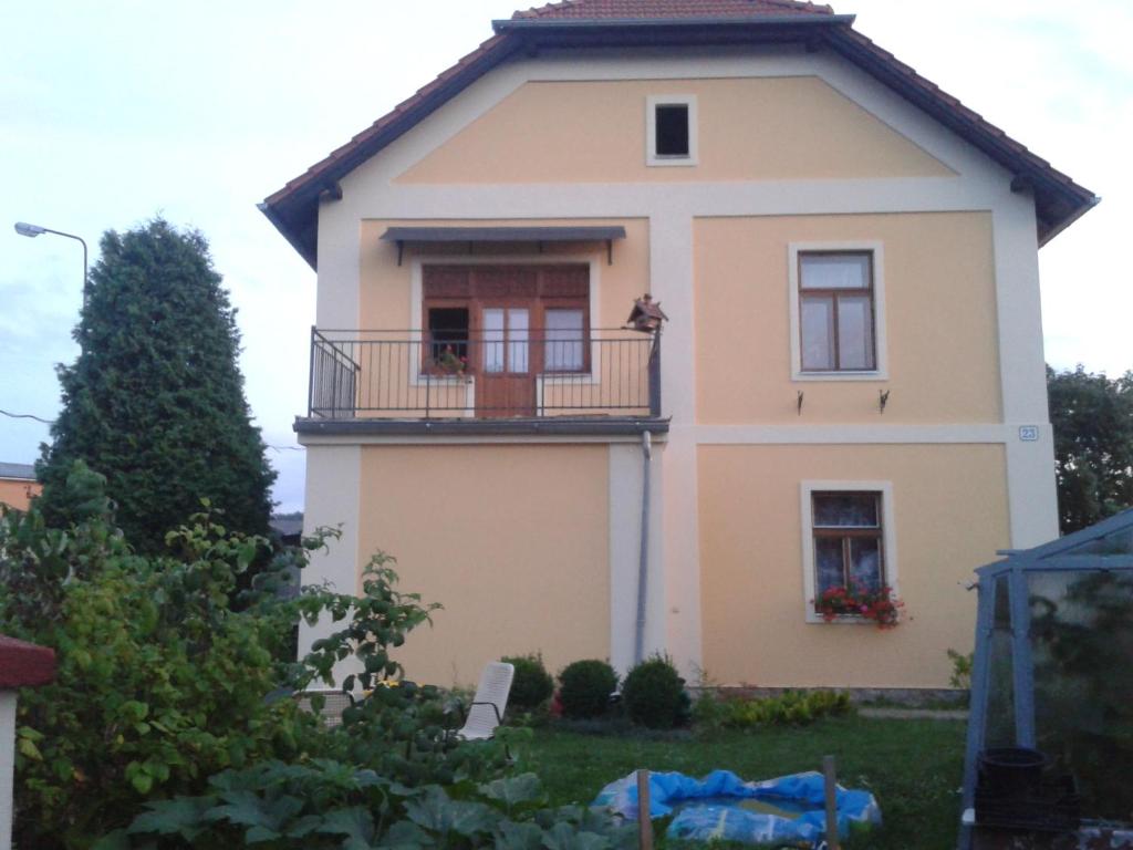 una casa con un balcón en el lateral. en Penzion Dora, en Český Krumlov