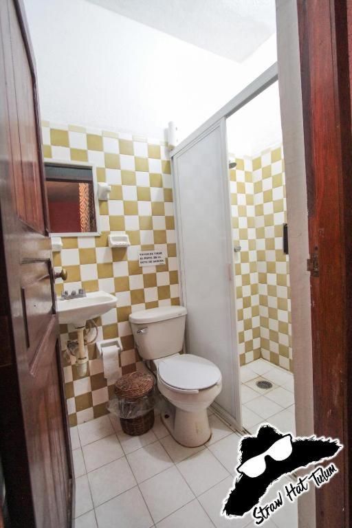 Straw Hat Hostel & Rooftop Bar - Quadruple Room With Private Bathroom