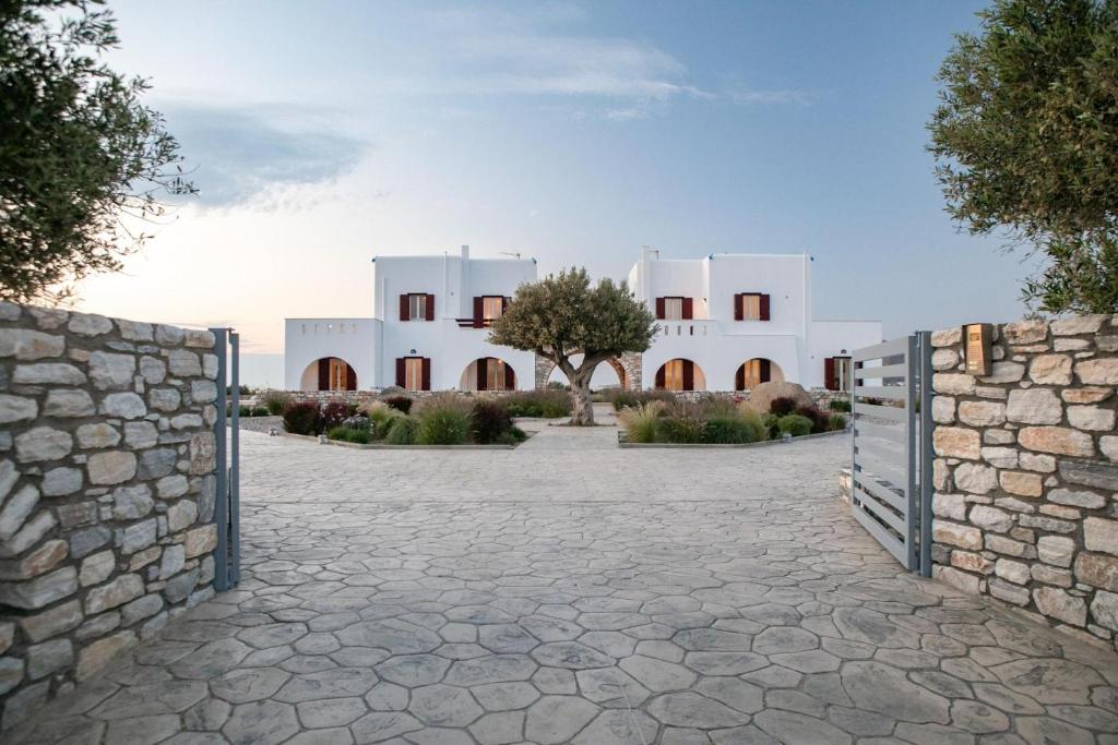 una puerta a una casa con entrada de piedra en Olives Rocks Naxian Villas, en Agia Anna de Naxos