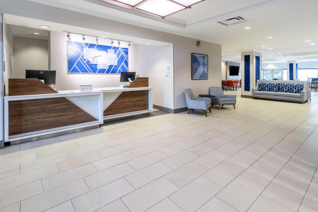 Holiday Inn Express & Suites Columbus at Northlake by IHG photo