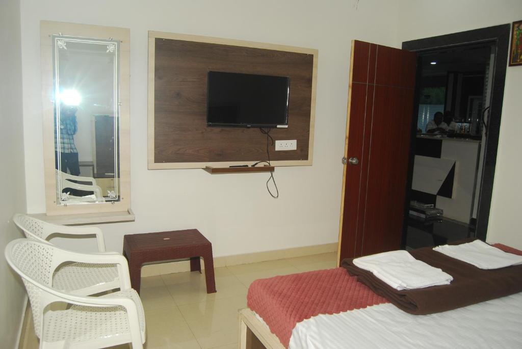 Postel nebo postele na pokoji v ubytování Sri Kakateeya Grand Residency Bhadrachalam Hotel Residency Stay Rooms SRI SEETHA RAMA KAMMA VARI SEVA SAMITHI BHADRACHALAM