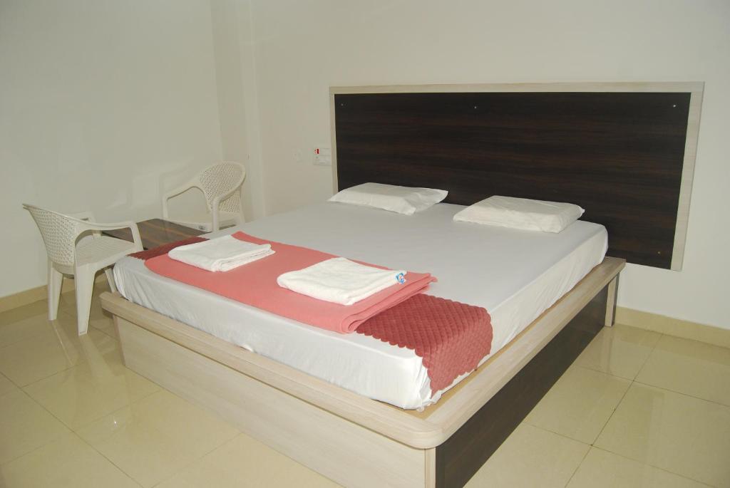 Postel nebo postele na pokoji v ubytování Sri Kakateeya Grand Residency Bhadrachalam Hotel Residency Stay Rooms SRI SEETHA RAMA KAMMA VARI SEVA SAMITHI BHADRACHALAM