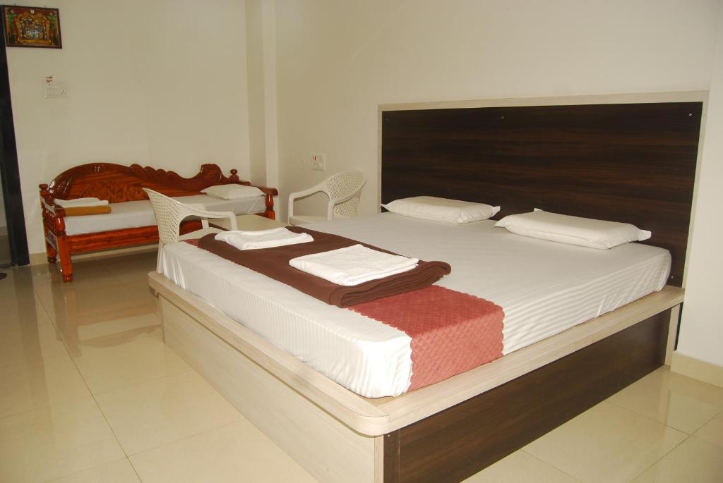 Postel nebo postele na pokoji v ubytování Sri Kakateeya Grand Residency Bhadrachalam Hotel Residency Stay Rooms SRI SEETHA RAMA KAMMA VARI SEVA SAMITHI BHADRACHALAM