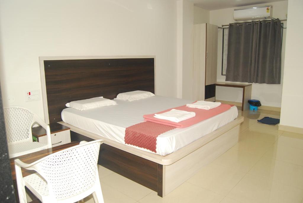 Postel nebo postele na pokoji v ubytování Sri Kakateeya Grand Residency Bhadrachalam Hotel Residency Stay Rooms SRI SEETHA RAMA KAMMA VARI SEVA SAMITHI BHADRACHALAM