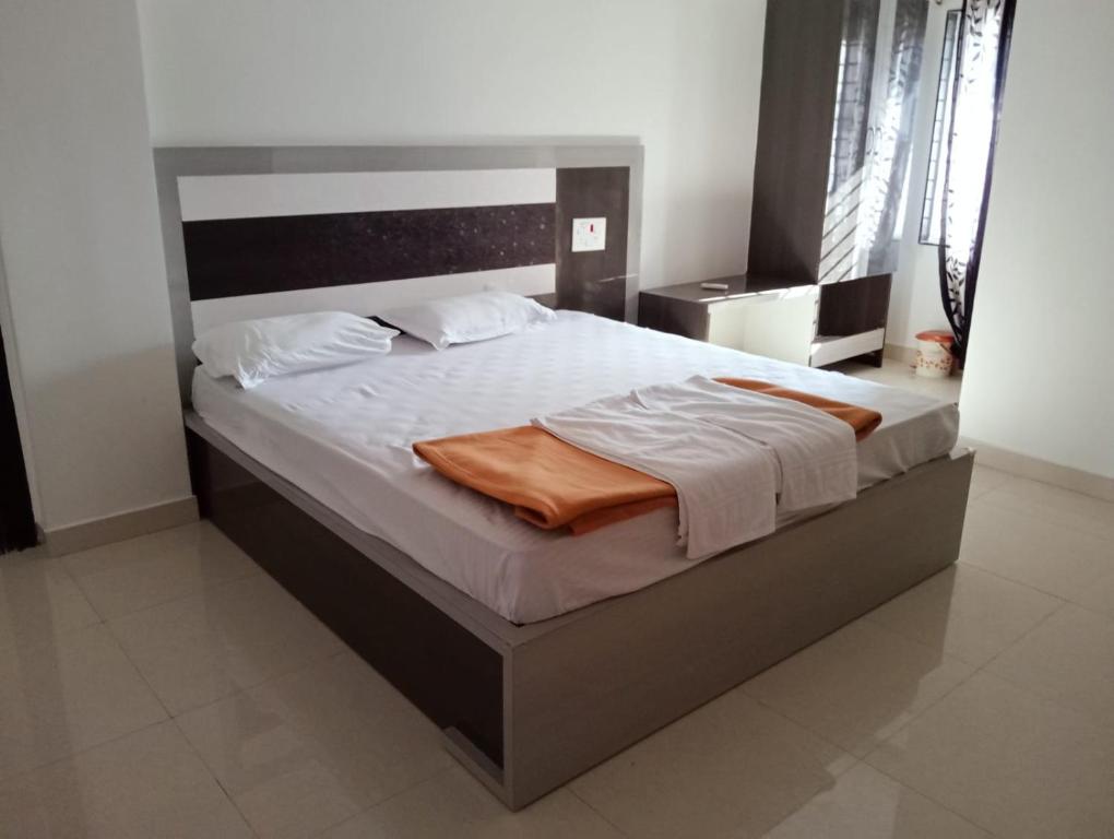 Postel nebo postele na pokoji v ubytování Sri Kakateeya Grand Residency Bhadrachalam Hotel Residency Stay Rooms SRI SEETHA RAMA KAMMA VARI SEVA SAMITHI BHADRACHALAM