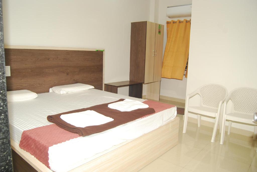 Postel nebo postele na pokoji v ubytování Sri Kakateeya Grand Residency Bhadrachalam Hotel Residency Stay Rooms SRI SEETHA RAMA KAMMA VARI SEVA SAMITHI BHADRACHALAM