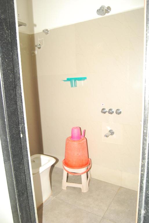 Koupelna v ubytování Sri Kakateeya Grand Residency Bhadrachalam Hotel Residency Stay Rooms SRI SEETHA RAMA KAMMA VARI SEVA SAMITHI BHADRACHALAM