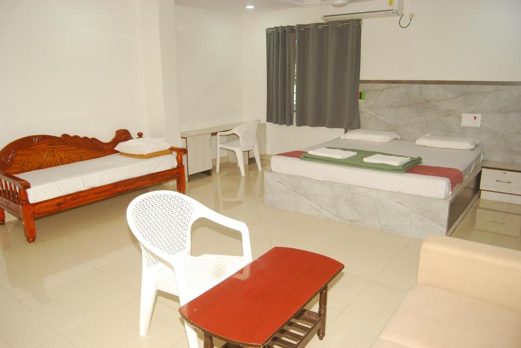 Postel nebo postele na pokoji v ubytování Sri Kakateeya Grand Residency Bhadrachalam Hotel Residency Stay Rooms SRI SEETHA RAMA KAMMA VARI SEVA SAMITHI BHADRACHALAM