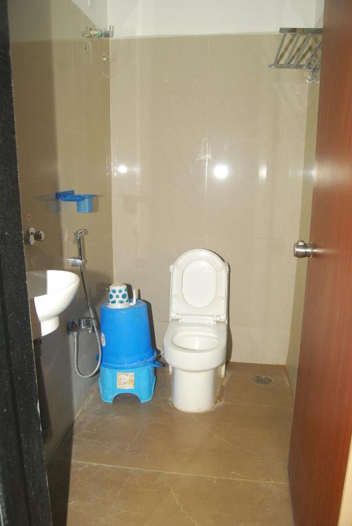 Koupelna v ubytování Sri Kakateeya Grand Residency Bhadrachalam Hotel Residency Stay Rooms SRI SEETHA RAMA KAMMA VARI SEVA SAMITHI BHADRACHALAM