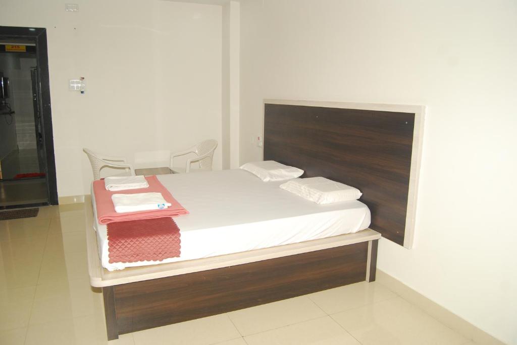 Postel nebo postele na pokoji v ubytování Sri Kakateeya Grand Residency Bhadrachalam Hotel Residency Stay Rooms SRI SEETHA RAMA KAMMA VARI SEVA SAMITHI BHADRACHALAM