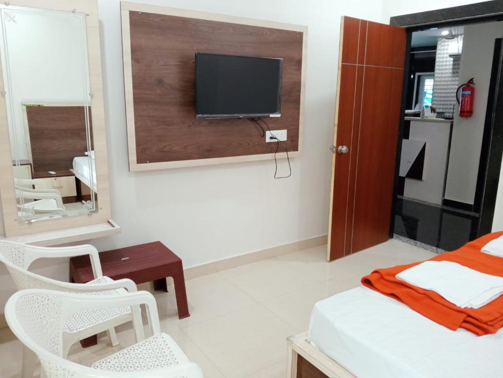 TV a/nebo společenská místnost v ubytování Sri Kakateeya Grand Residency Bhadrachalam Hotel Residency Stay Rooms SRI SEETHA RAMA KAMMA VARI SEVA SAMITHI BHADRACHALAM