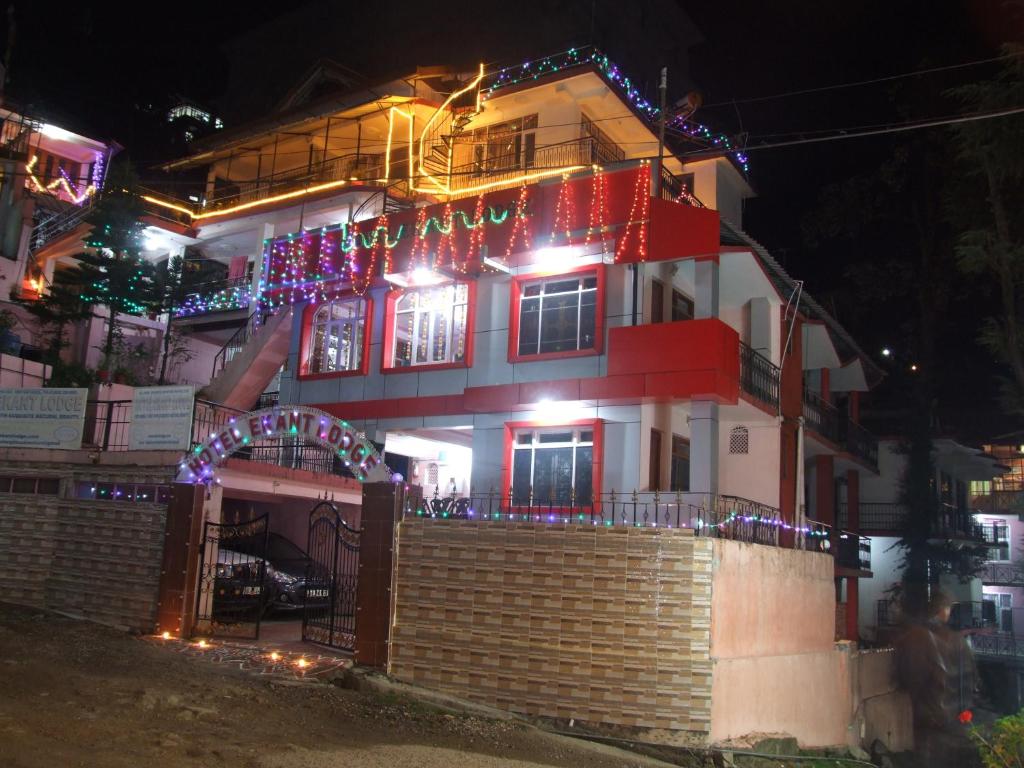 una casa decorada para Navidad con luces encendidas en Hotel Ekant Lodge, en McLeod Ganj