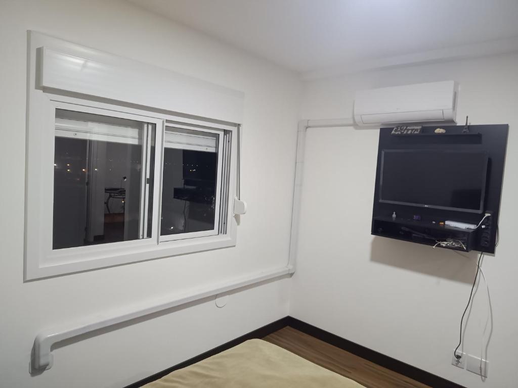 Camera con finestra e TV a schermo piatto di Este espaço está disponível somente para locação anual a Canoas