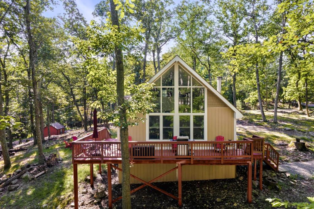 Κήπος έξω από το Modern Cabin w Hot Tub & Indoor Pool Gym Access!
