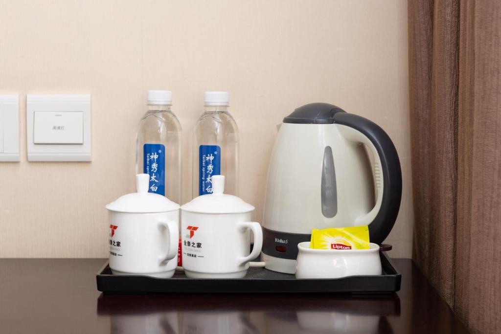 Příslušenství pro přípravu čaje a kávy v ubytování Golden Inns Chain Hotel Beijing JianGuomen 金泰之家北京站店
